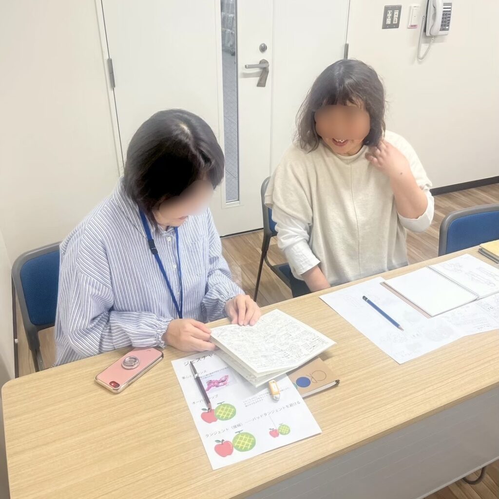 仲良くイラスト日記を描いている